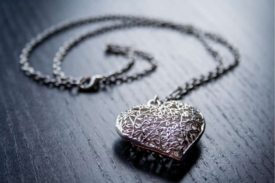 Memorial Jewelry Ideas to Honor Loved Ones